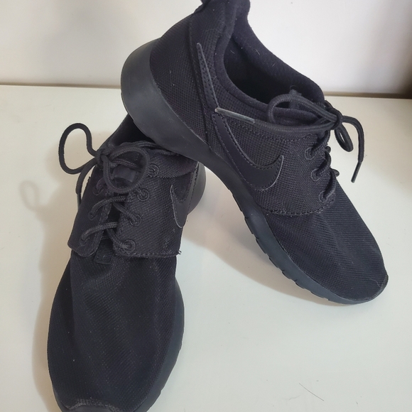 Nike Boys Roshe One 599728-031 Black Running Shoes Sneakers Size 4Y - Picture 2 of 5